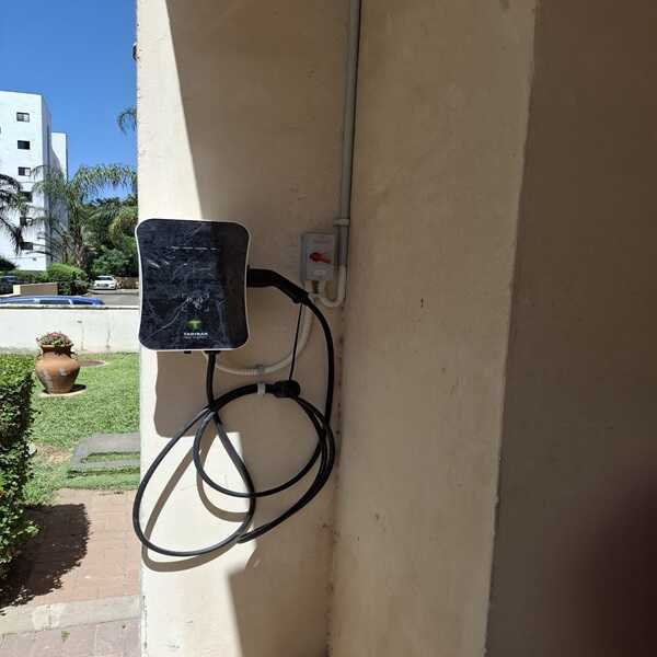 עמדת טעינה לרכב ביתית