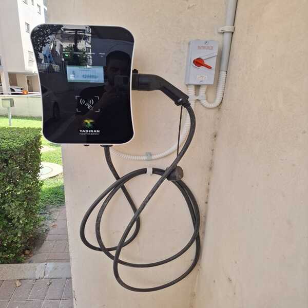 עמדת טעינה לרכב חשמלי בבית